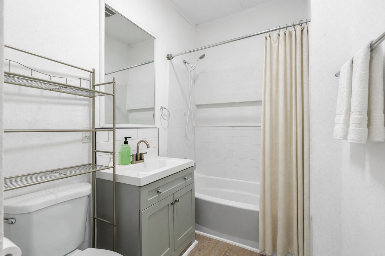 336 W 18th St - Photo 6 of 10