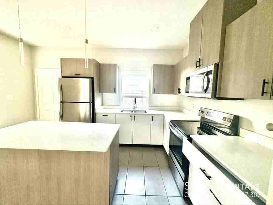 11019 N 36th Ln Apt 1 - Photo 4 of 14