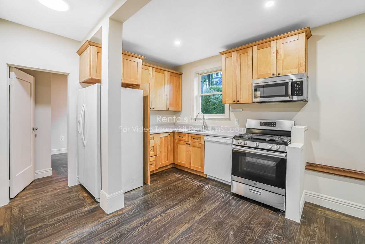 217 Virginia Ave - Photo 5 of 17