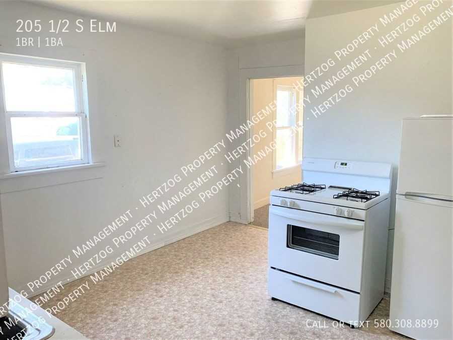 205 1/2 S Elm St - Photo 2 of 8