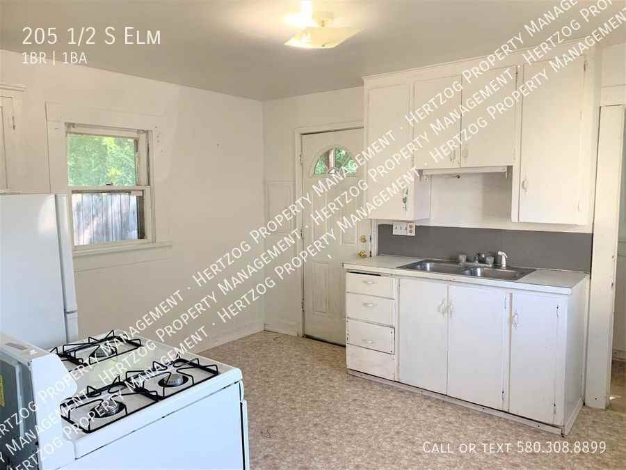 205 1/2 S Elm St - Photo 3 of 8