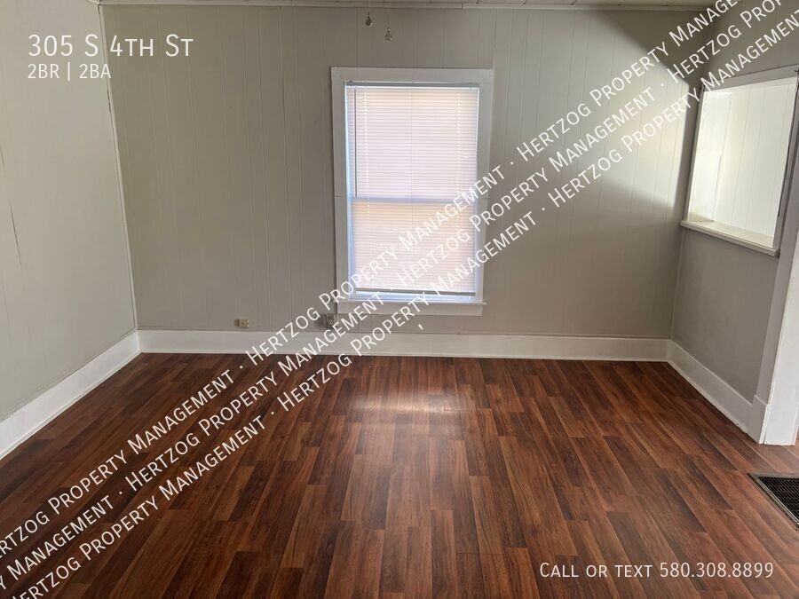 305 S 4th St - Photo 7 of 11