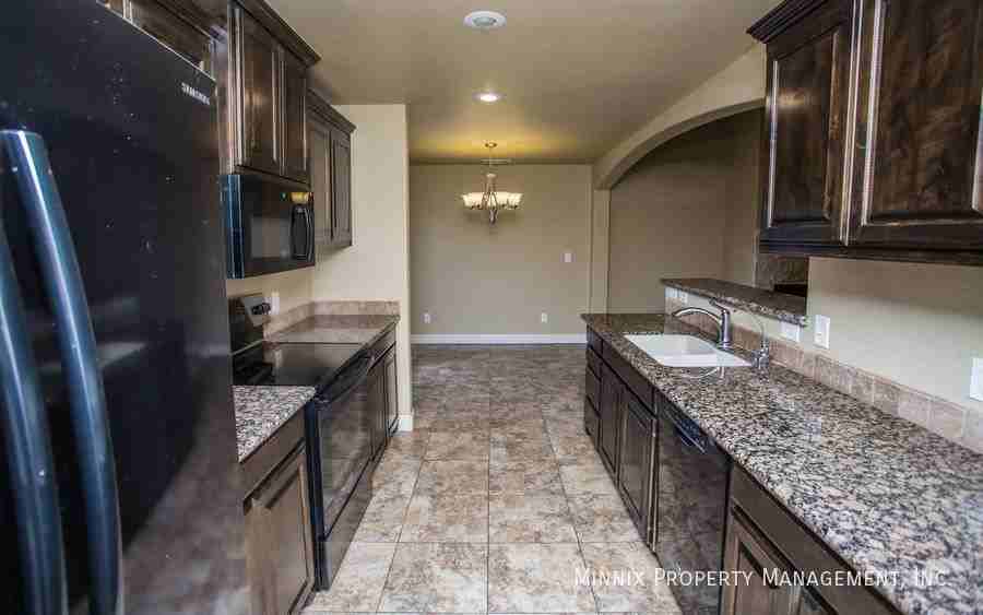 8821 13th St - Photo 6 of 38