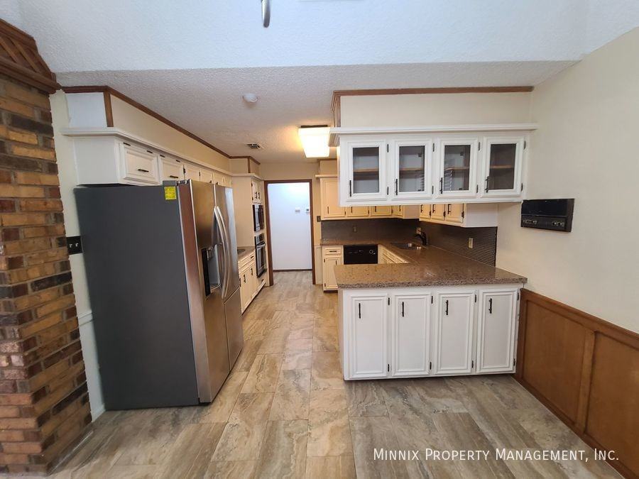 4005 Saint Andrews Dr - Photo 5 of 33