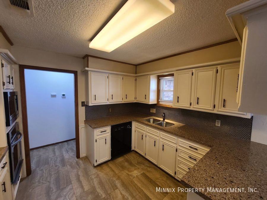 4005 Saint Andrews Dr - Photo 7 of 33