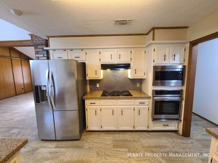 4005 Saint Andrews Dr - Photo 6 of 33