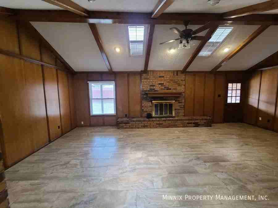 4005 Saint Andrews Dr - Photo 3 of 32