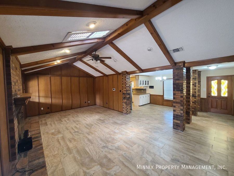 4005 Saint Andrews Dr - Photo 3 of 33
