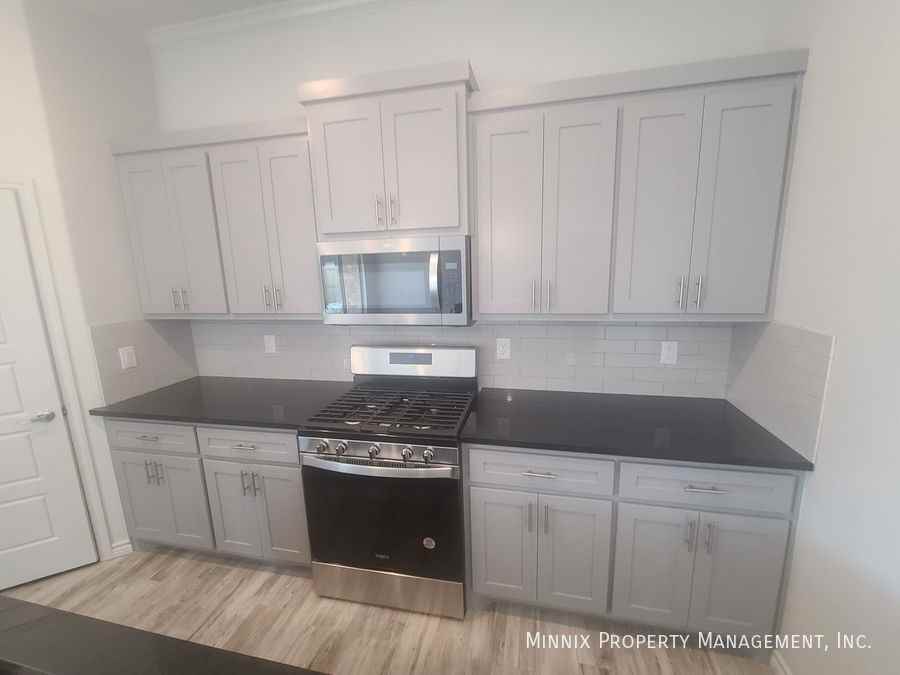 2105 Congress St - Photo 7 of 38