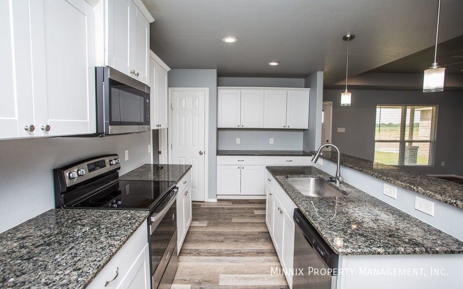 8416 11th St - Photo 2 of 37