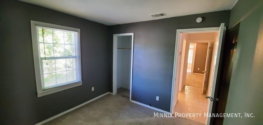 2118 22nd St - Photo 4 of 23