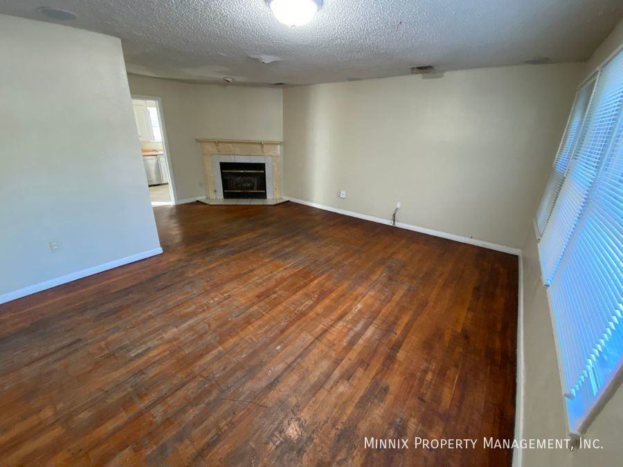 3007 32nd St - Photo 3 of 10