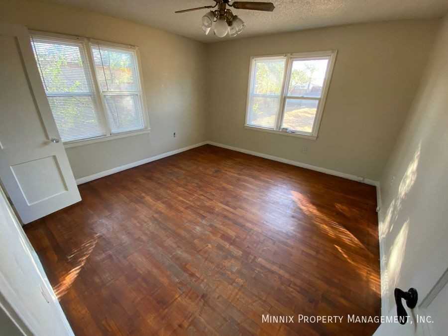 3007 32nd St - Photo 5 of 10