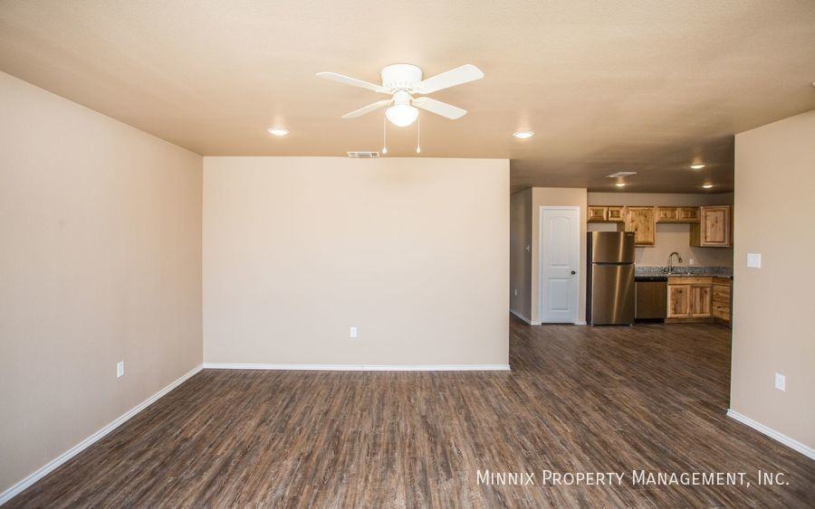 2402 N Avenue O - Photo 5 of 27
