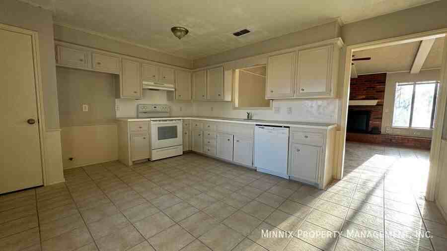 6111 10th Dr - Photo 7 of 33