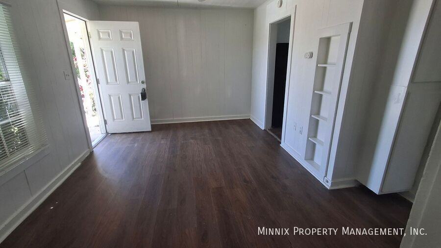 102 N 11th St #B - Photo 2 of 10