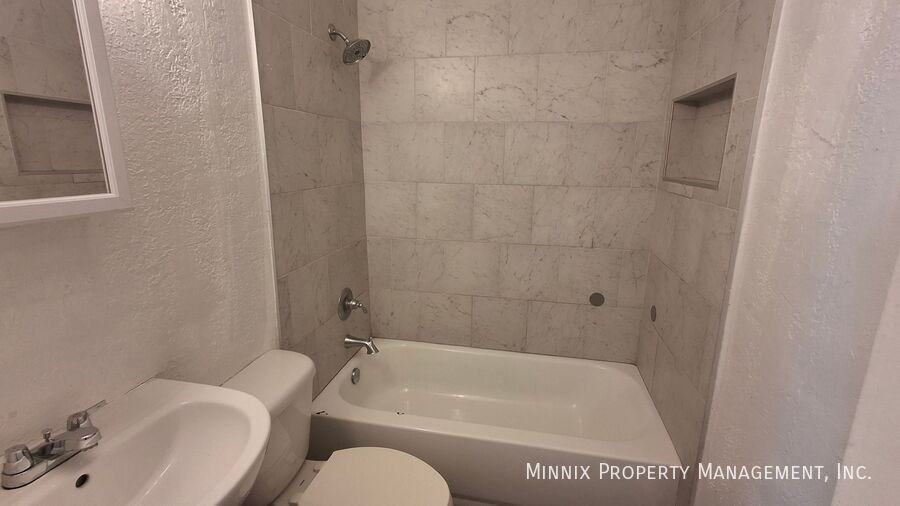 102 N 11th St #B - Photo 4 of 10