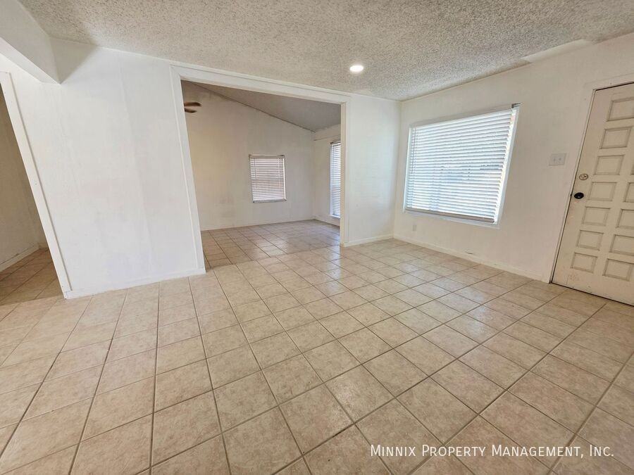 1504 S Jefferson St - Photo 2 of 11