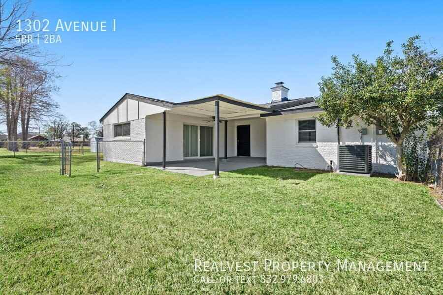 1302 Avenue I - Photo 2 of 20