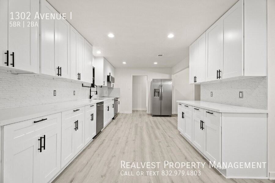 1302 Avenue I - Photo 3 of 20