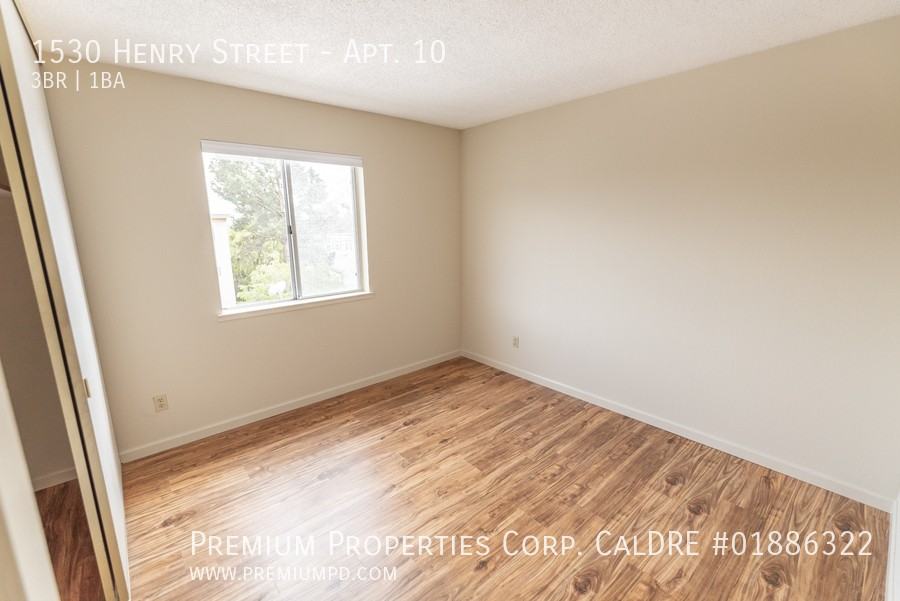 1530 Henry St #10 - Photo 7 of 14