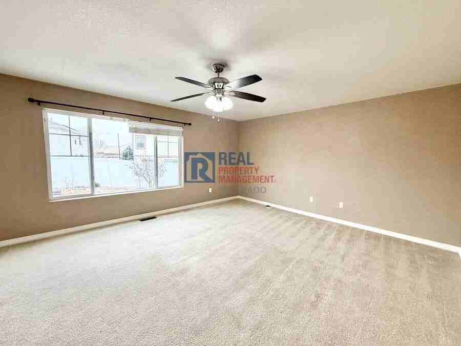 5404 Malaya St - Photo 3 of 15