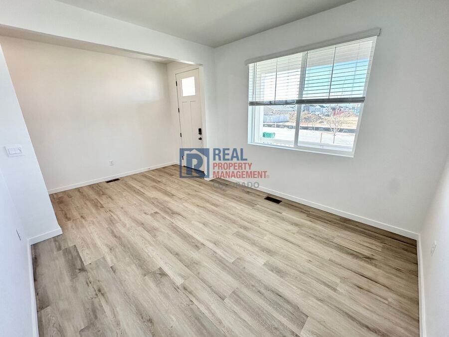 778 N Clubview St - Photo 3 of 24