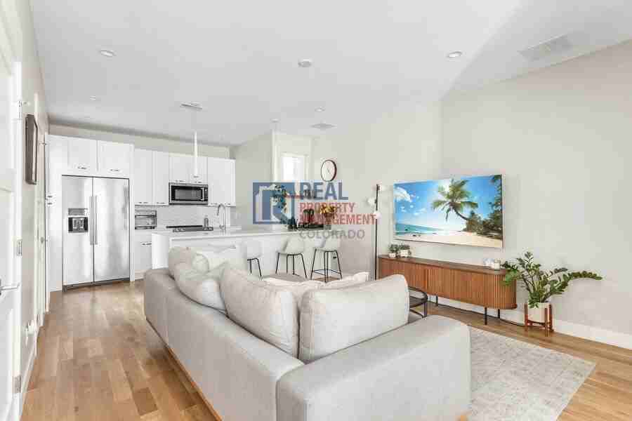 1262 Yates St #3 - Photo 5 of 28