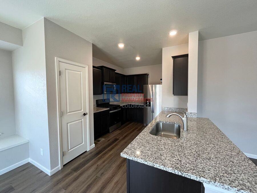 913 Twining Ave - Photo 2 of 15