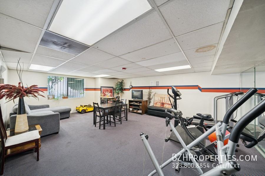 1519 N Martel Ave #211 - Photo 6 of 8