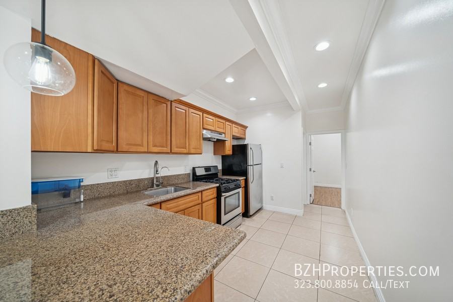 6680 De Longpre Ave #6680B - Photo 4 of 18