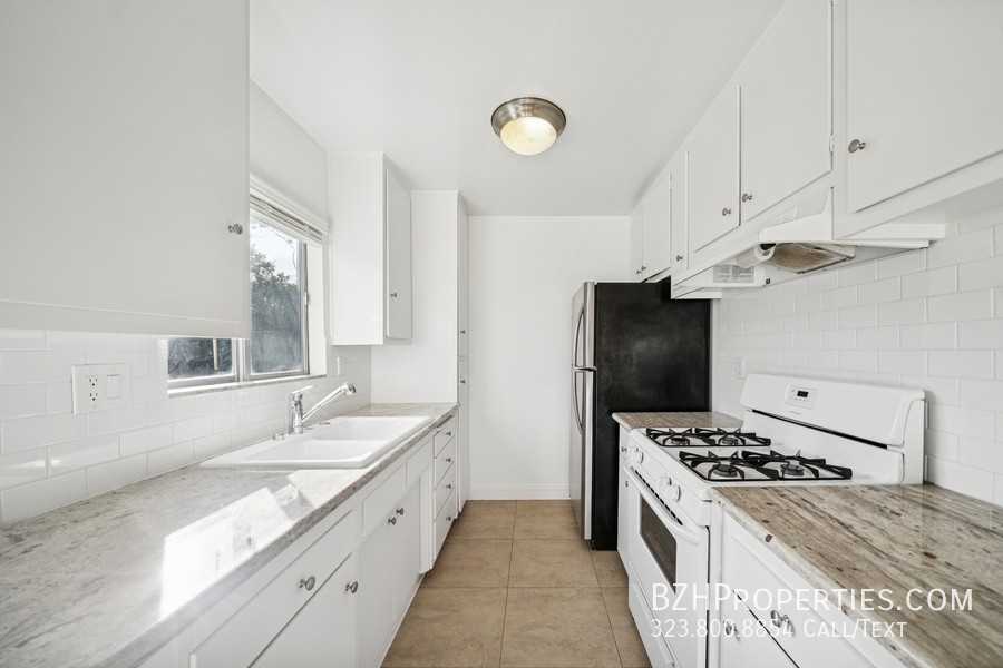 7548 Hampton Ave #205 - Photo 5 of 20