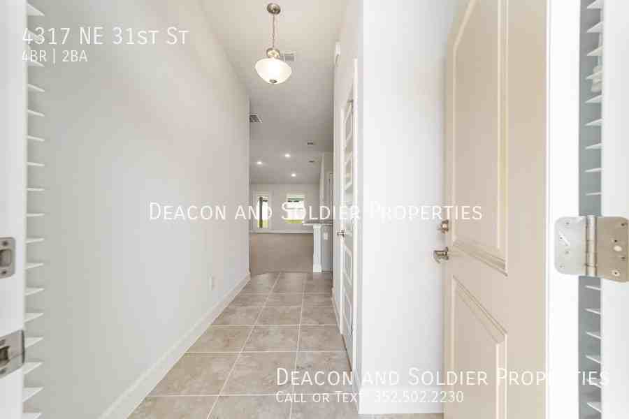 4317 Ne 31st St - Photo 4 of 32