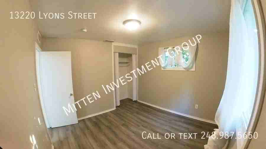 13220 Lyons St - Photo 7 of 11