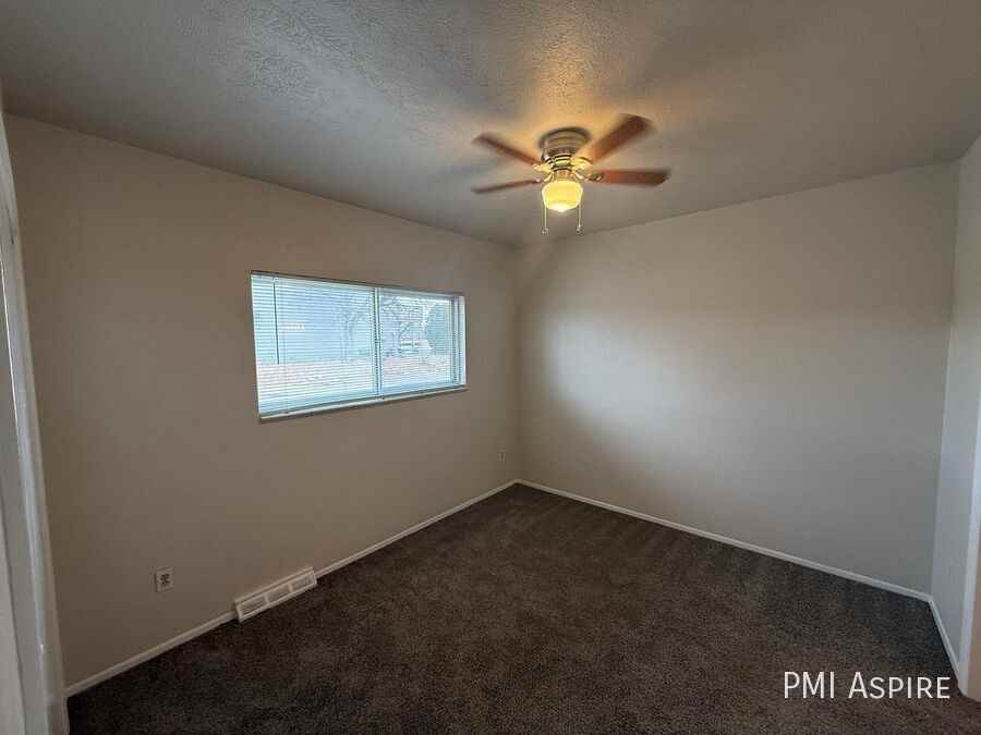 706 W Geneseo St - Photo 5 of 21