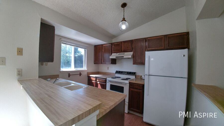 2035 Sumac St - Photo 5 of 9