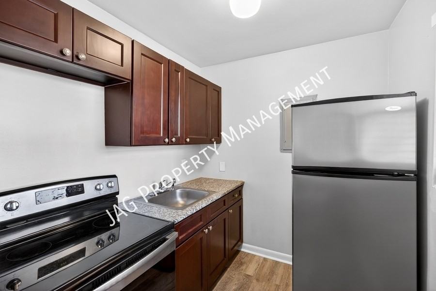 1123 Lasalle St #7 - Photo 2 of 16