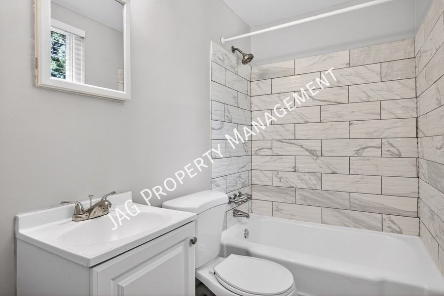 1123 Lasalle St #2 - Photo 3 of 23