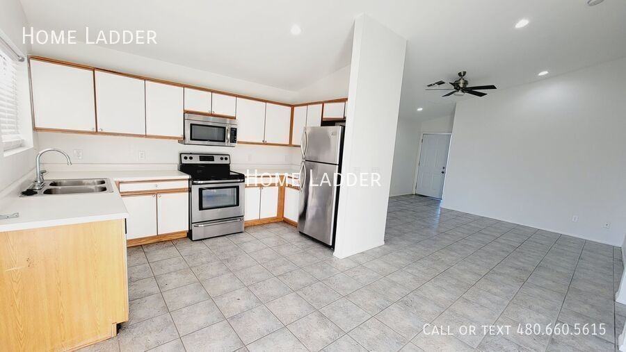 8339 W Elm St - Photo 2 of 19