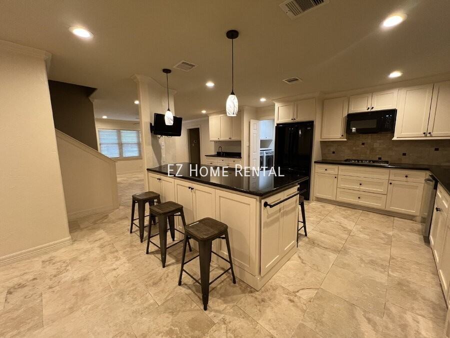 1014 Roxella St - Photo 7 of 33
