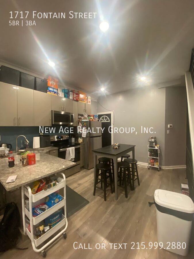 1717 Fontain St - Photo 2 of 16