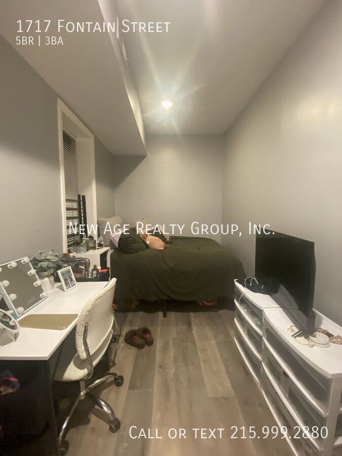 1717 Fontain St - Photo 4 of 16