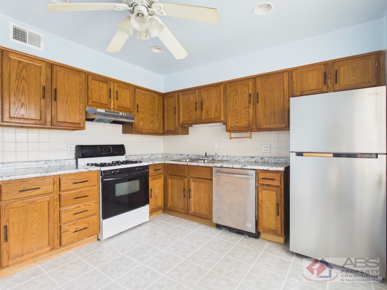 755 Dulles Rd - Photo 2 of 10