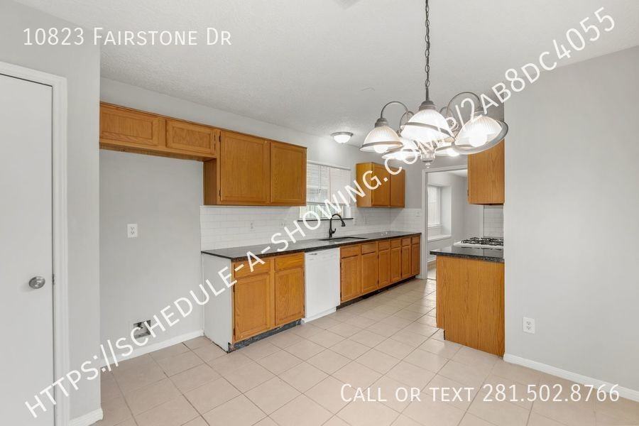 10823 Fairstone Dr - Photo 3 of 12