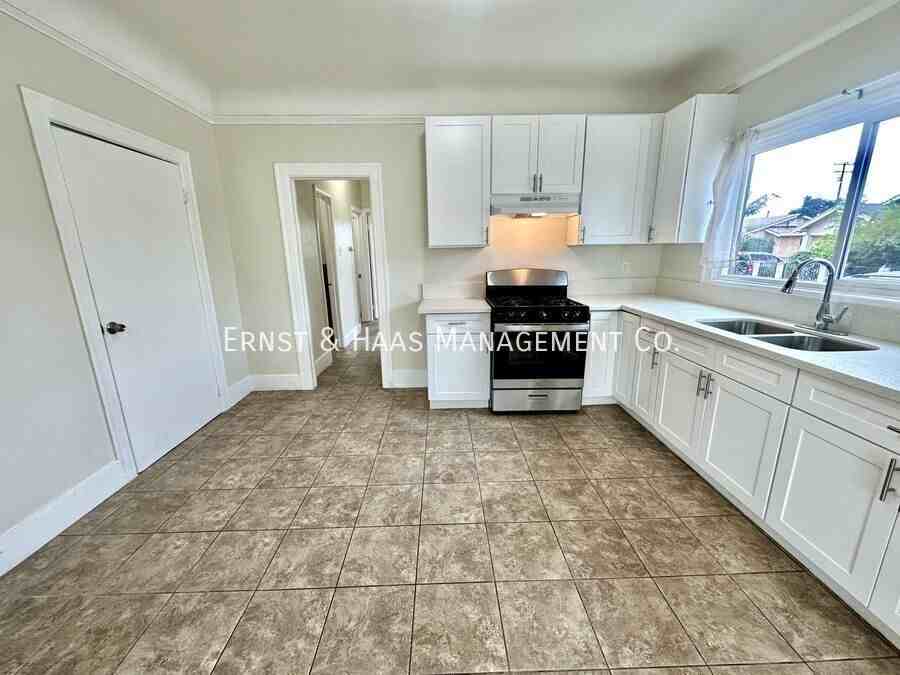 702 E Burnett St - Photo 5 of 14