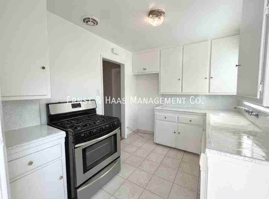 510 Roycroft Ave - Photo 5 of 11