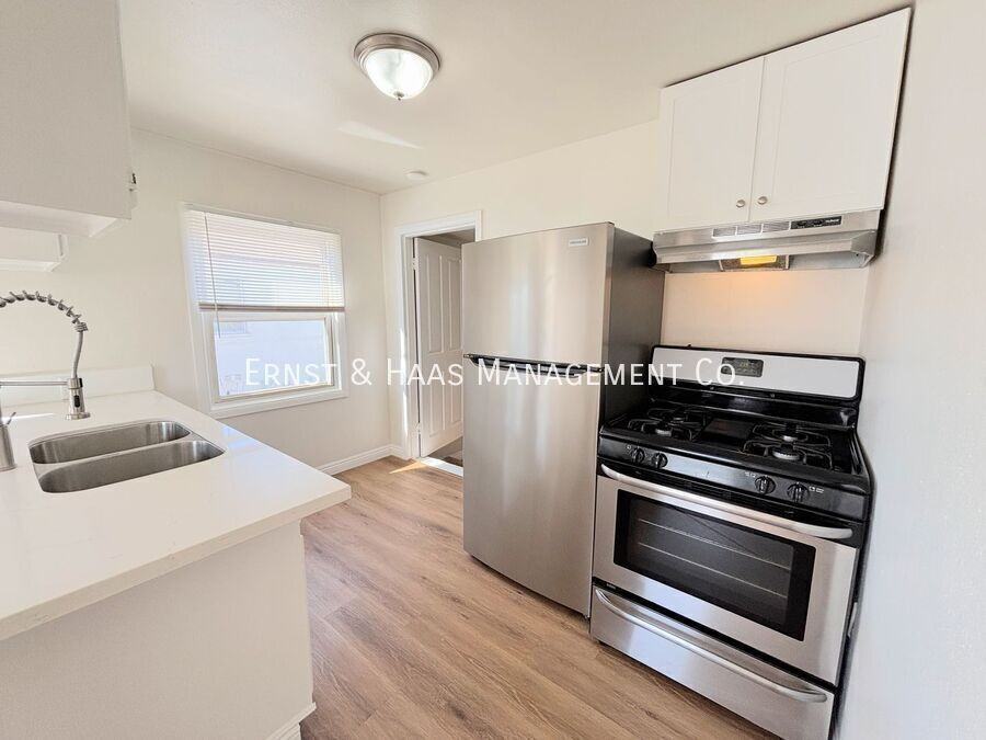 2123 W Columbia St - Photo 4 of 13