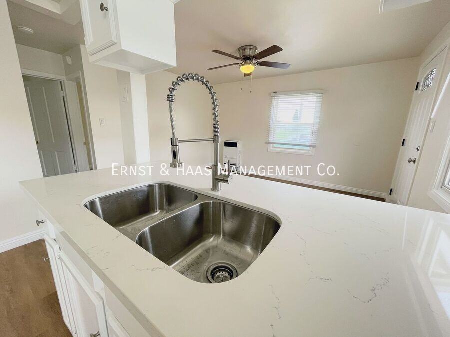 2123 W Columbia St - Photo 5 of 13