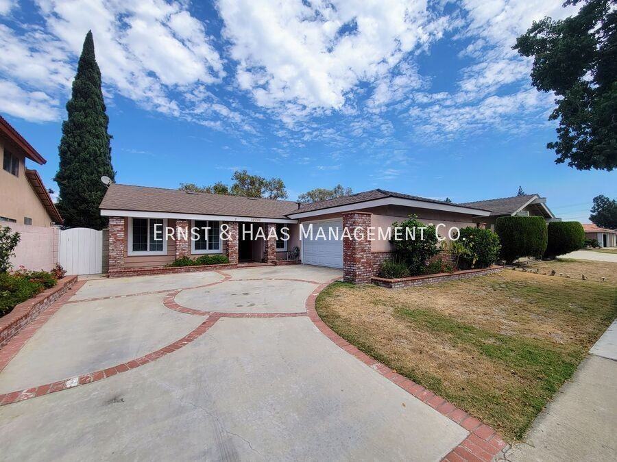 10751 Andy St - Photo 2 of 28