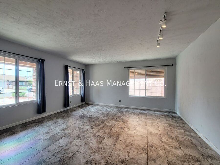 10751 Andy St - Photo 5 of 28